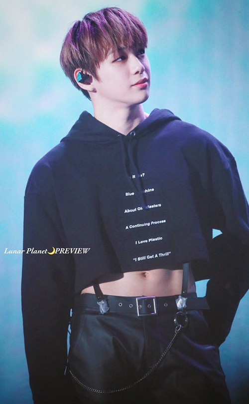 Kang Daniel lộ múi khi diện hoodie được cắt xén thành croptop tại concert Therefore (Gocheok Skydome, 2019).