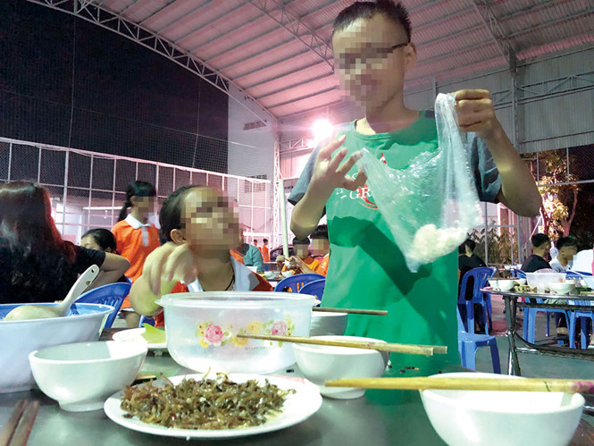 Khi vào học nội trú, học sinh hoàn toàn phụ thuộc vào thầy, cô quản nhiệm. Chỉ một hành động đối xử không công bằng cũng có thể khiến học trò bị tổn thương. Ảnh: LAM NGỌC.