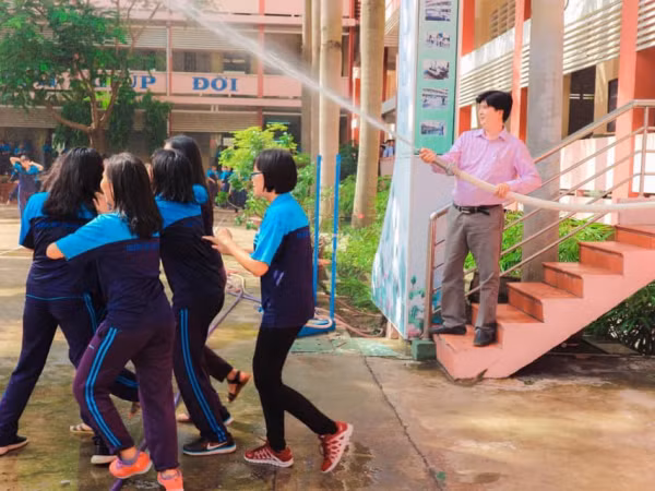 Để thầy tưới cho các cây con của trường mau lớn nhé!