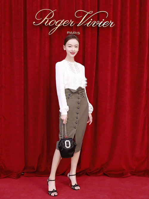 Ngày 28/9, Ngô Cẩn Ngôn có mặt tại triển lãm giày của Roger Vivier. Cô lựa chọn trang phục thanh lịch, nhẹ nhàng: áo trắng, chân váy bút chì màu be mix cùng giày cao gót và túi xách màu đen.