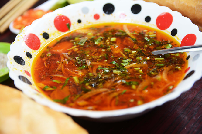 Tô bò kho bưng ra sẽ còn nóng hổi như thế này… ẢNH: HOÀI NHÂN.