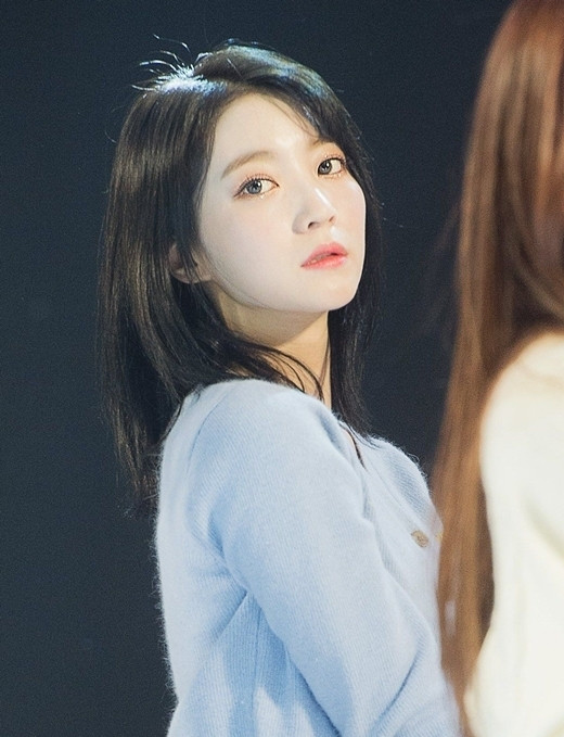 Binnie (Oh My Girl) từng được khen là xinh đẹp như các nhân vật truyện tranh vì gương mặt nhỏ xíu, mũi miệng đều rất thanh tú đi cùng đôi mắt tròn xoe trong veo.