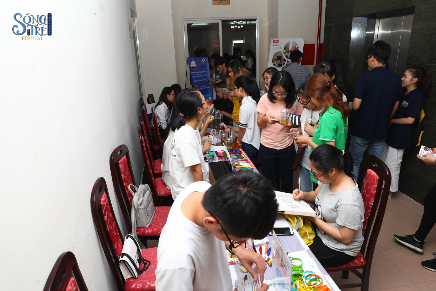 Các bạn sinh viên có mặt từ rất sớm để check-in tham dự buổi workshop. Các bạn sinh viên có mặt từ rất sớm để check-in tham dự buổi workshop.