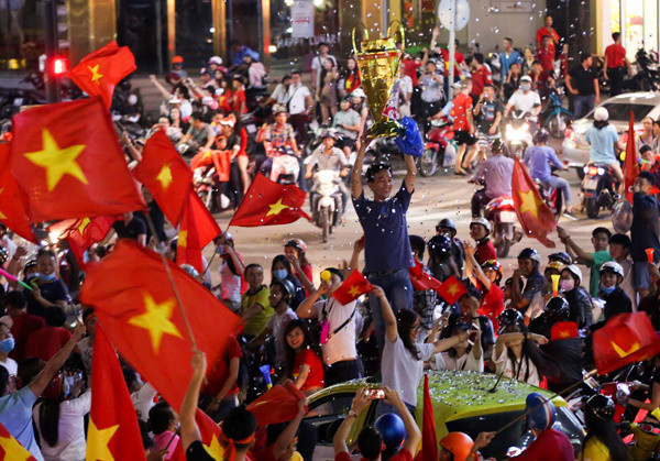 Chúng ta hãy luôn chứng minh mình lả fan của thứ bóng đá văn minh bằng những sự tử tế. Hãy để bạn bè quốc tế thấy được sự đáng yêu của người Việt thay vì những lời lẽ xấu xí.