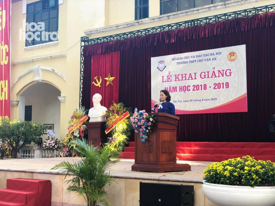 Cô Hiệu trưởng phát biểu chào mừng năm học mới.
