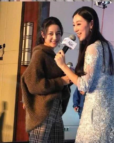 Thời gian gần đây, Địch Lệ Nhiệt Ba có phần xuống sắc vì tăng cân trông thấy. Nhưng cô chính là minh chứng cho câu “phong độ là nhất thời, đẳng cấp là mãi mãi”.