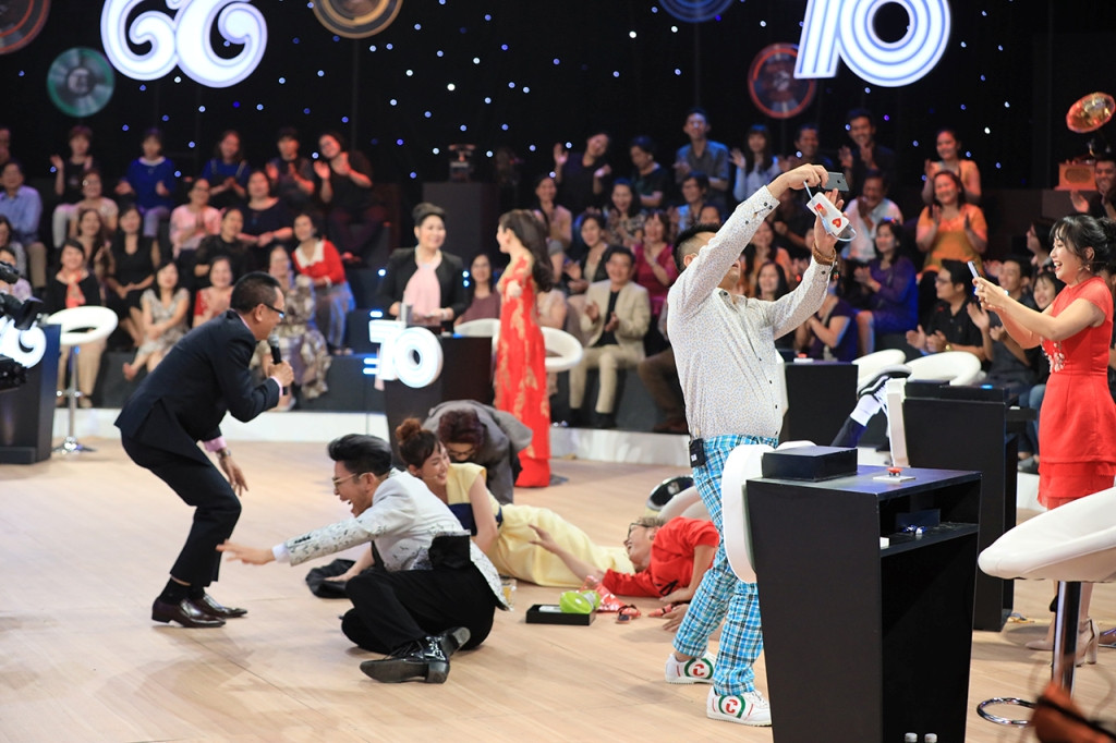 Thanh Bạch, Tự Long và ngay cả nhà báo Lại Văn Sâm cũng vì thế mà cùng nhau...té sấp mặt.