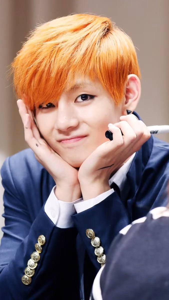 V (BTS) phiên bản tóc cam nhìn vô cùng lạ lẫm.