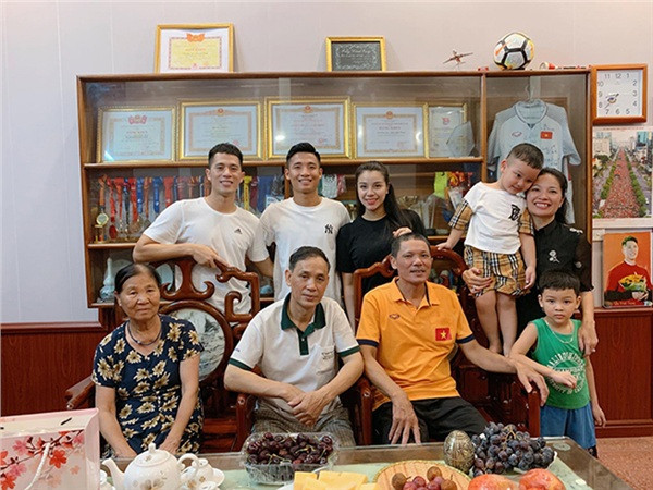 &quot;Tư&quot; Dũng cùng bạn gái đến nhà thăm người anh em Đình Trọng vào ngày 18/6. (Ảnh: BTD)