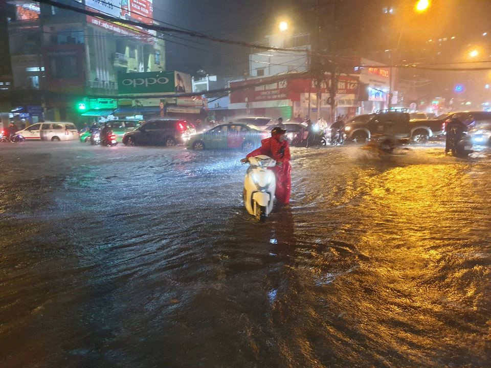 Đường Đinh Bộ Lĩnh (Q.Bình Thạnh) ngập sâu khiến nhiều phương tiện bị tắt máy. ẢNH: ĐẬU TIẾN ĐẠT.