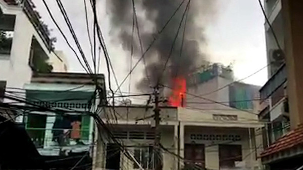 Khói lửa ngùn ngụt tại căn nhà.