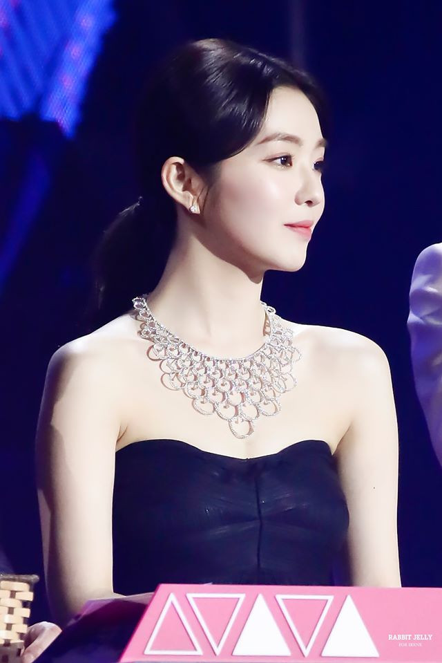 Chiếc váy lần này của Irene cũng như vậy, vừa giúp cô nàng giấu đi bất lợi chiều cao, vừa khoe được hết ưu điểm của trưởng nhóm Red Velvet. Đặc biệt chiếc vòng cổ cầu kỳ cũng được khen là điểm nhấn của cả bộ trang phục.
