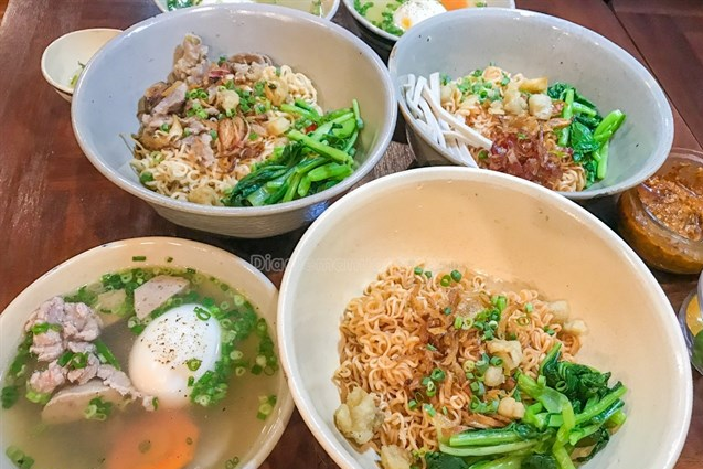 Topping là tóp mỡ và trứng luộc lòng đào, chẹp!