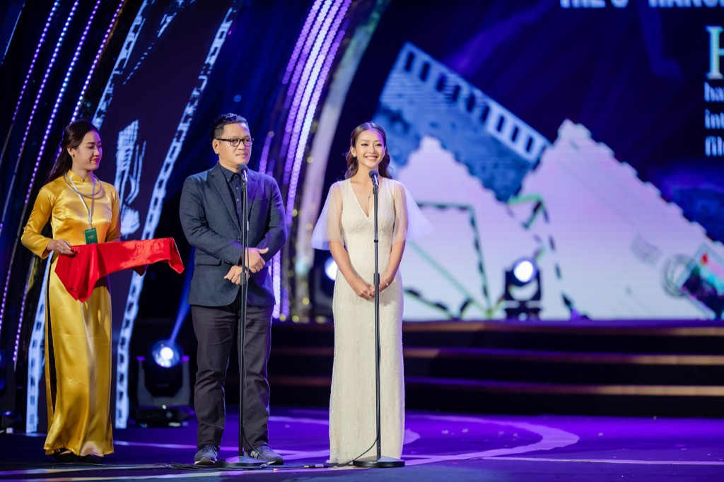Khả Ngân xuất hiện rạng rỡ, trao giải Liên hoan phim cùng đạo diễn "Cành Cọ Vàng" ảnh 3