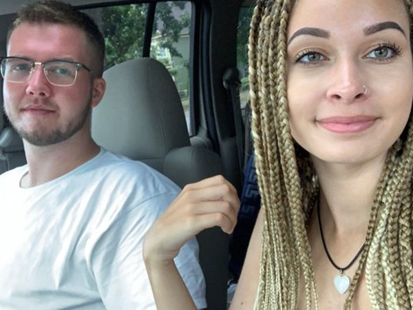 Chị Denisha và anh Riley.