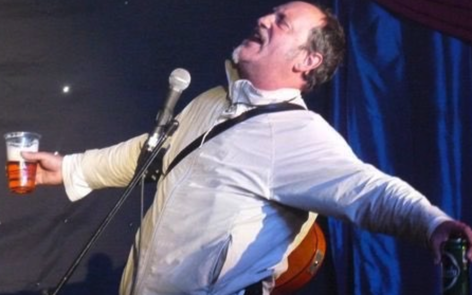 Khi nằm gục trên sân khấu, các khán giả vẫn cho rằng đó là một phần của tiết mục chứ không hề nghĩ ông đã qua đời.