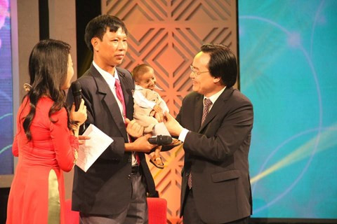 Chuyện cổ tích về thầy trò tí hon làm hàng triệu trái tim thổn thức ảnh 1 Chuyện cổ tích về thầy trò tí hon làm hàng triệu trái tim thổn thức ảnh 1