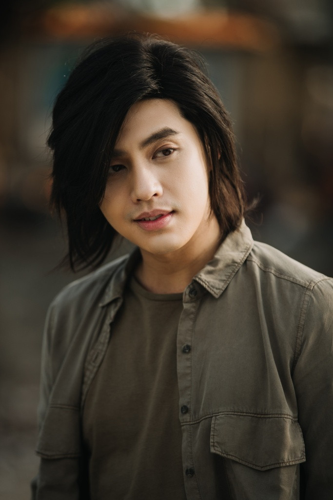 Sau mái tóc đầu đinh gây sốt trong dự án Những Kẻ Mộng Mơ, Noo Phước Thịnh tiếp tục "hớp hồn" fan với tạo hình mới lần này.