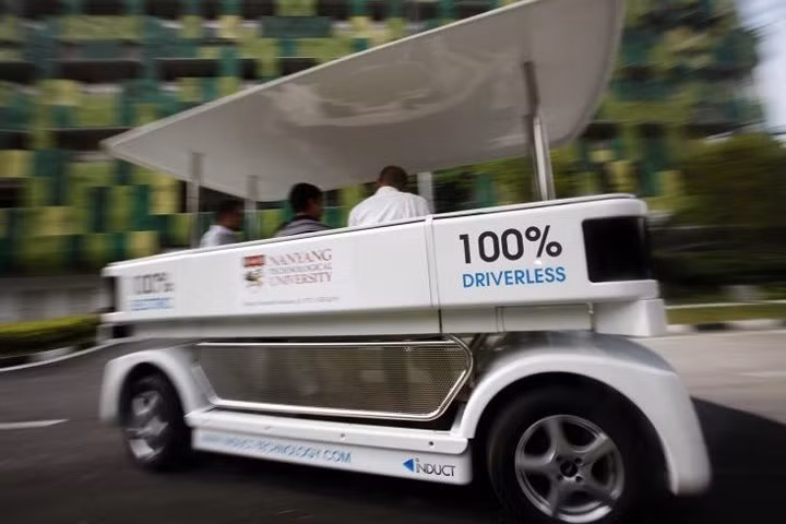 Người dân đi thử bằng chiếc xe điện “100% không người lái” tại Đại học Công nghệ Nam Dương của Singapore.