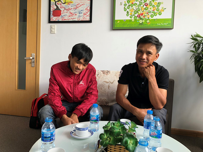 Nụ cười hiếm hoi của Tuấn trong suốt buổi trò chuyện. Ảnh: MỸ QUYÊN.