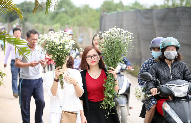 Các ngả đường dẫn vào Nhật Tân luôn đông đúc.