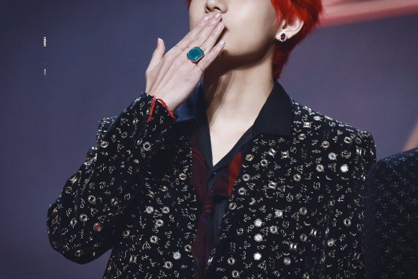 Đôi khi chỉ cần một chiếc nhẫn mặt ngọc to bản thôi là đủ để mọi người tập trung hết vào bàn tay V rồi.