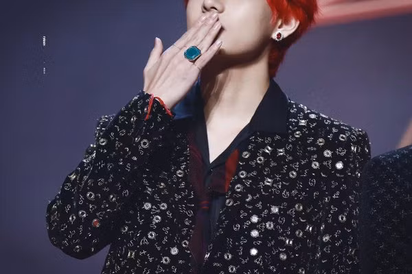 Đôi khi chỉ cần một chiếc nhẫn mặt ngọc to bản thôi là đủ để mọi người tập trung hết vào bàn tay V rồi.