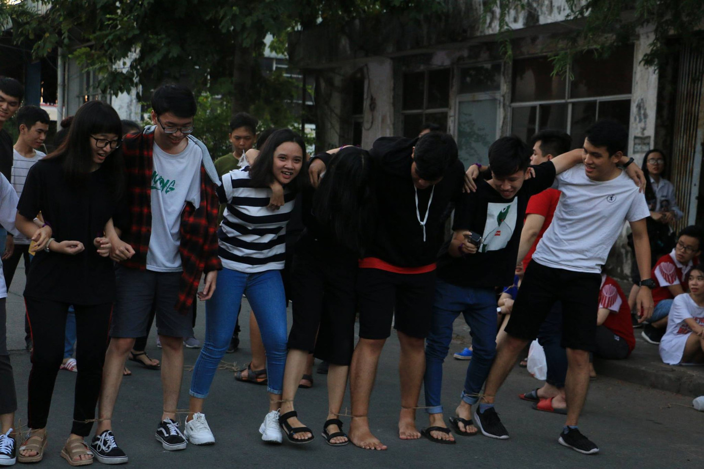 Sát cánh bên các chiến hữu.