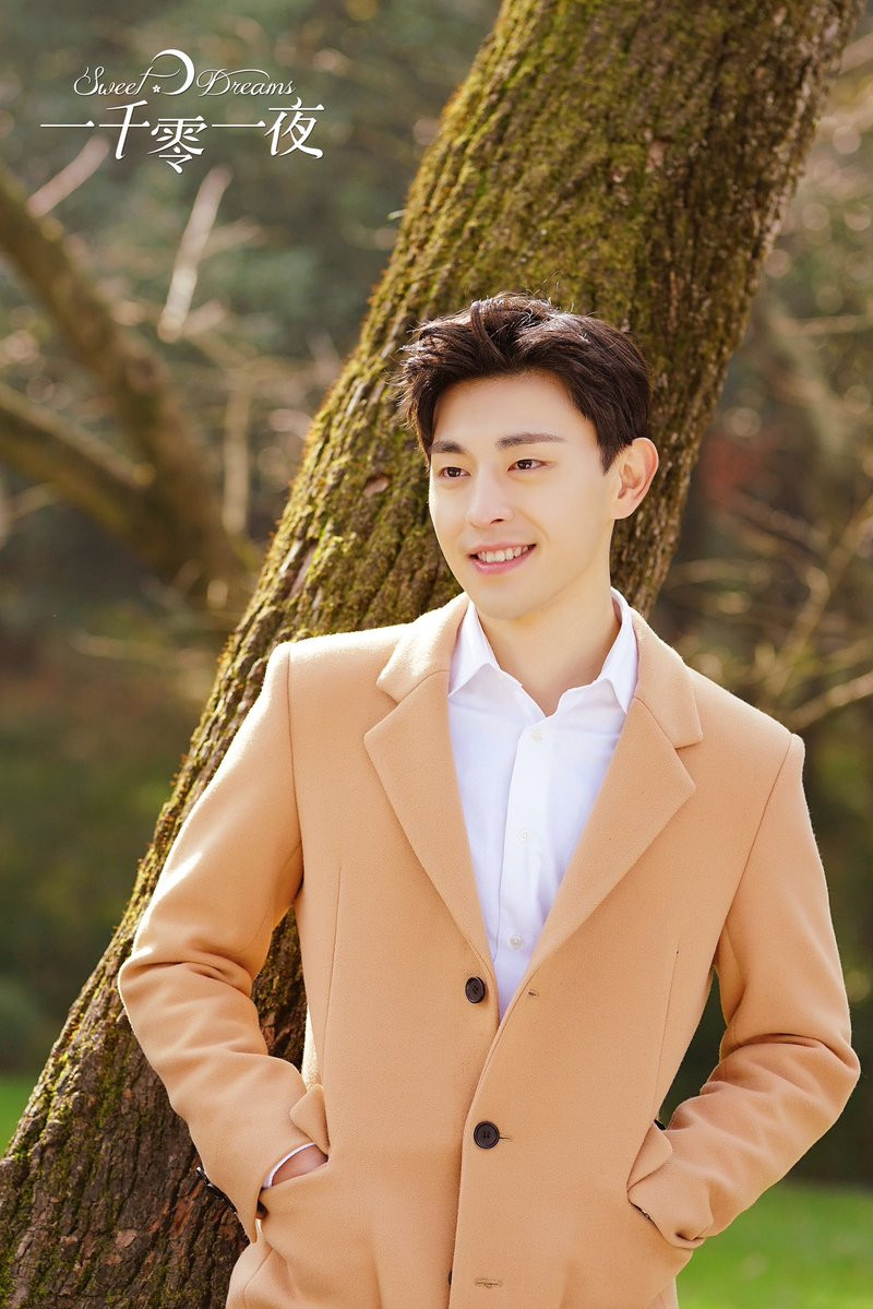 Đặng Luân vai Bách Hải.