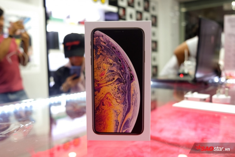 Chiếc iPhone Xs Max đầu tiên về Việt Nam sáng nay có bộ nhớ trong 512 GB. Chiếc iPhone Xs Max đầu tiên về Việt Nam sáng nay có bộ nhớ trong 512 GB.