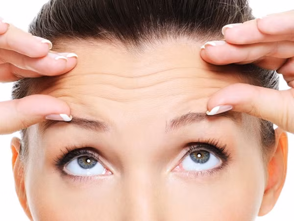 Ngước mắt theo các hướng sẽ giúp mắt đỡ mỏi.