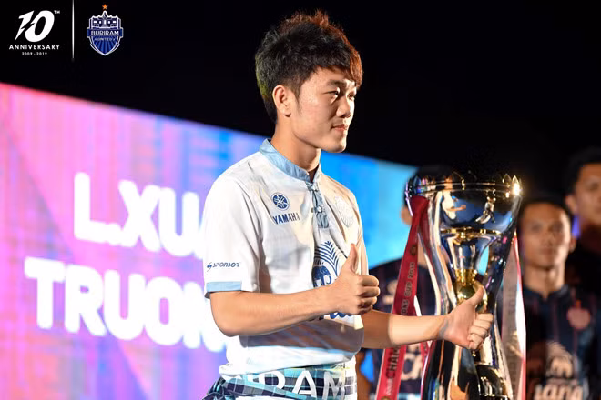Xuân Trường chuyển tới Buriram United theo bản hợp đồng cho mượn có thời hạn 1 năm từ HAGL. Mới đây, anh đã có trận ra mắt đội bóng mới khi Buriram United đá giao hữu với Nakhon Ratchasima.