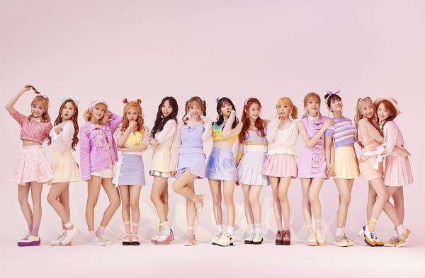 Việc dựa trên một điểm chung về phong cách sau đó chọn đồ cho từng thành viên không hề dễ dàng, nhiều nhóm rơi vào tình cảnh người thì đẹp long lanh, người lại quá đơn giản hoặc thừa độ phức tạp. Nhưng với Cosmic Girls thì điều đó hiếm khi xảy ra.