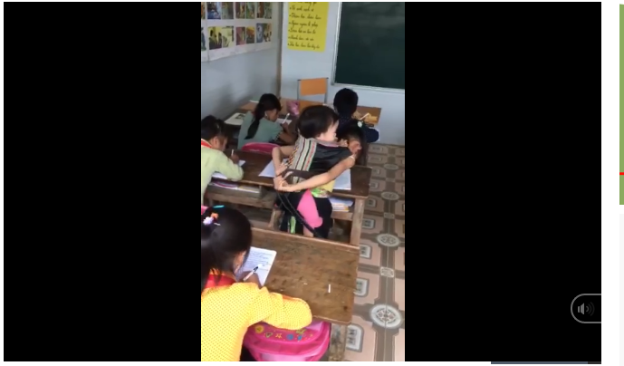 Em càng quấy khóc, chị càng không thể ngồi yên học bài.