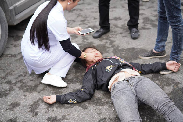 Cô gái khóc lóc, ngất xỉu mà dân mạng đang bàn tán đã xuất hiện từ năm ngoái.