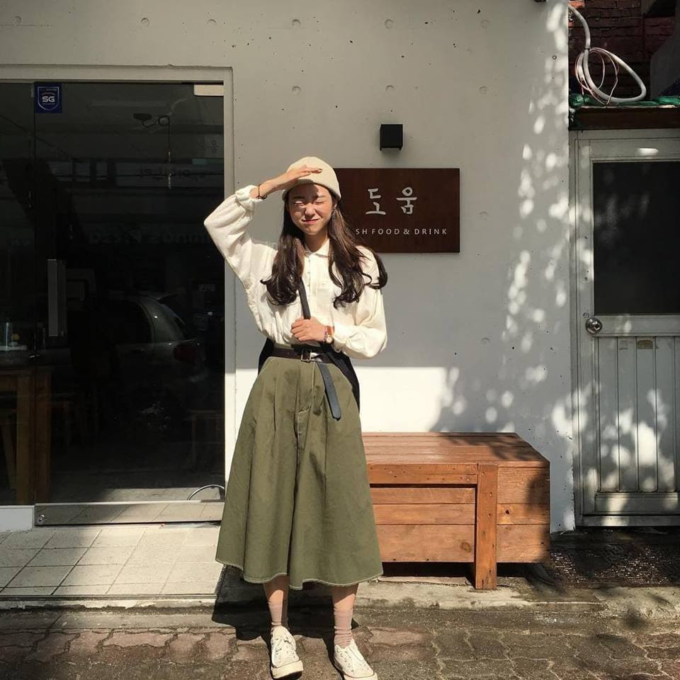 Kaki là chất liệu được yêu thích trong mùa Đông vì nó khá là ấm và tạo cảm giác khỏe khoắn cho người mặc. Kiểu váy này thường được kết hợp với áo thun hoặc len đơn giản. Thắt lưng cũng là phụ kiện phù hợp cho set đồ này mà bạn có thể sử dụng.