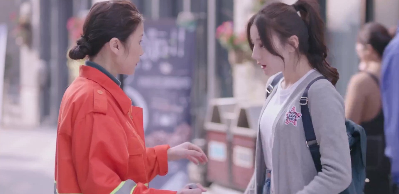 Hóa ra chỉ là một dì lạ mặt qua đường.