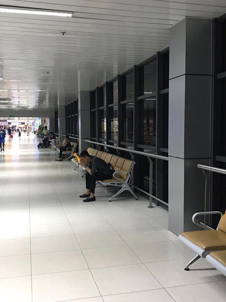 Anh chàng mang theo con gà nhựa để trả lại người yêu cũ.