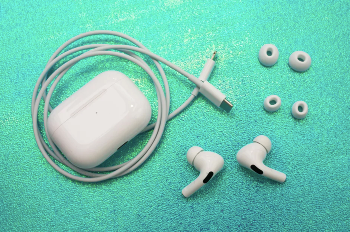 Tại Việt Nam, AirPods Pro đang được một số hệ thống chính hãng bán với giá trên 7 triệu đồng, song hiện tại người dùng phải đợi tới đầu tháng 1 mới có hàng. (Ảnh: CNET)