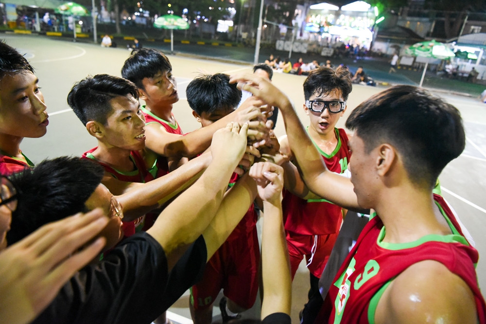 Các học sinh rèn luyện tinh thần đồng đội từ cuộc thi