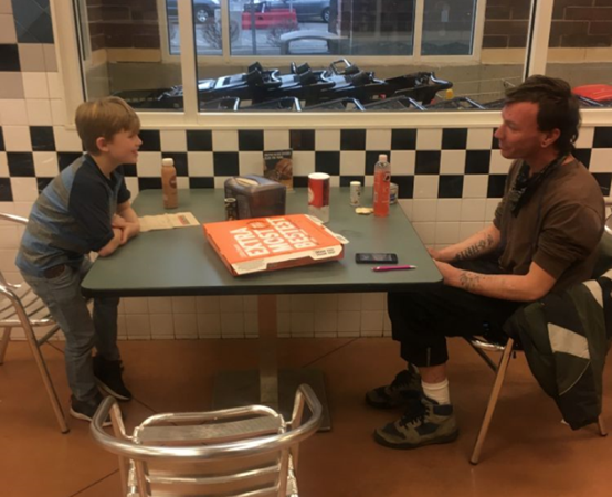 Chase ăn trưa cùng một người vô gia cư tên là Cody.