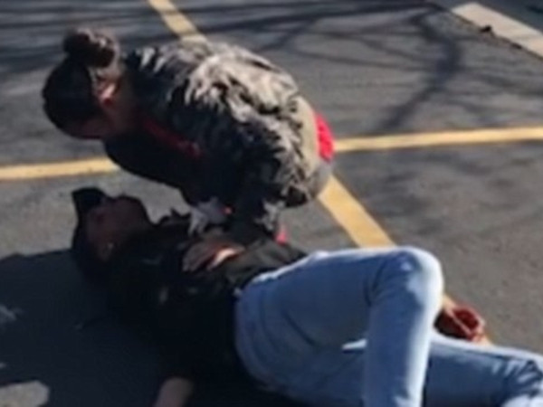 Cậu bạn “lăn ra chết” để mời bạn gái đi prom.