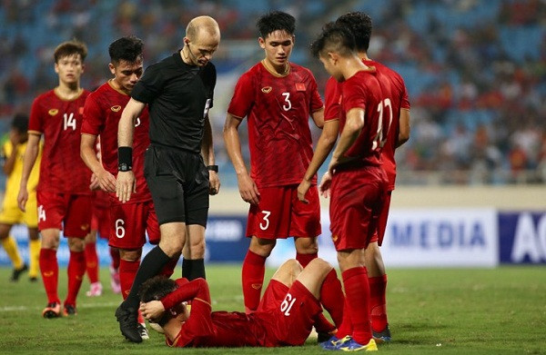 Quang Hải nằm sân sau pha phạm lỗi của cầu thủ Brunei. Ảnh: Lâm Thỏa.