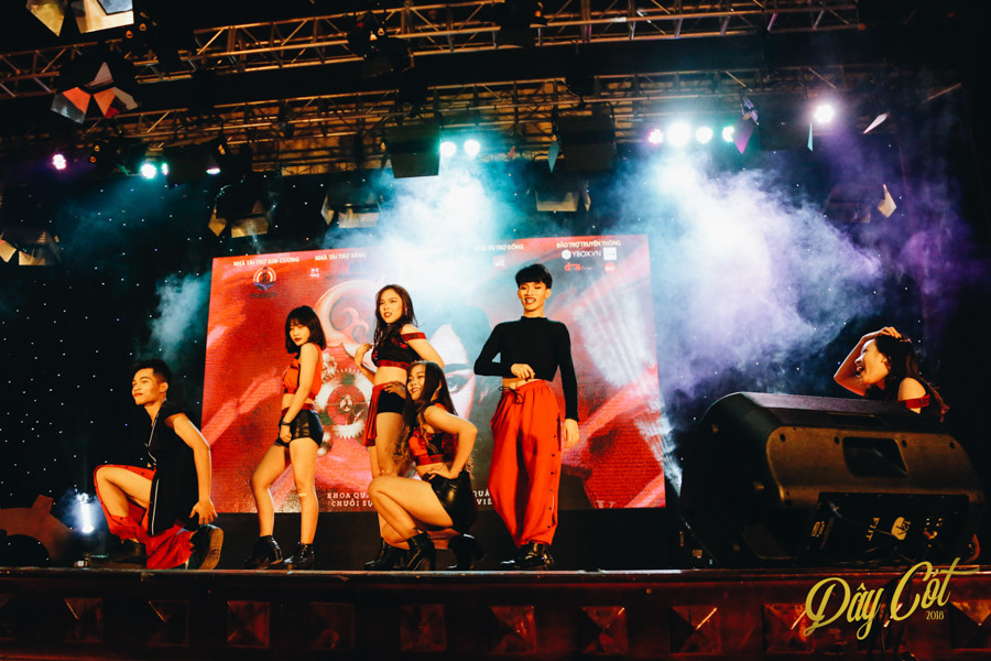 Tiết mục nhảy hiện đại khiến không khí Hội trường lúc này nóng hơn bao giờ hết. Các tân sinh viên trở nên vô cùng thích thú, hò reo nhún nhảy theo điệu nhạc ‘’bốc lửa’’.