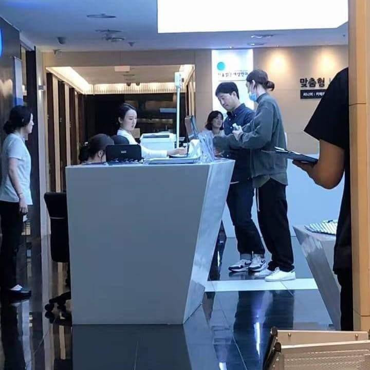 Kim Woo Bin bất ngờ xuất hiện tại phòng khám mắt