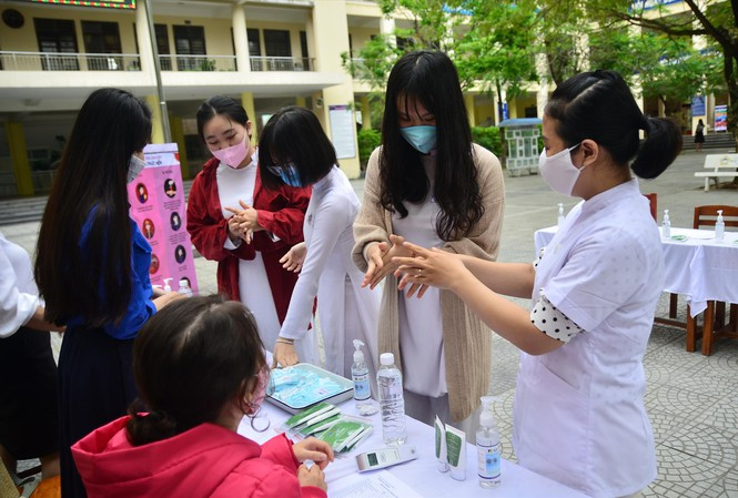 Học sinh Trường THPT Trần Phú được trang bị dung dịch rửa tay, gel sát khuẩn của sinh viên Ðại học Ðà Nẵng. Ảnh: Giang Thanh.