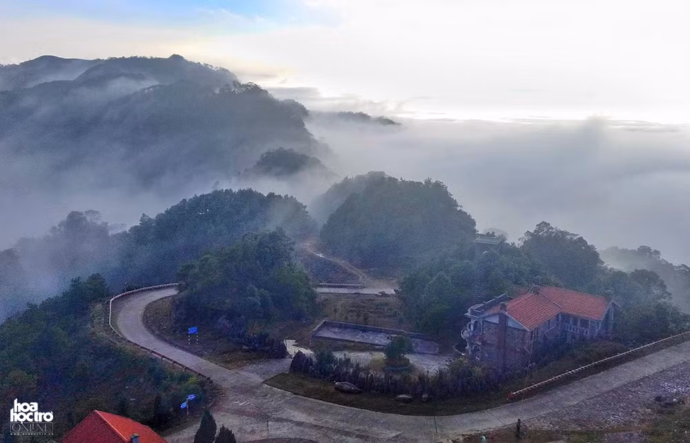 Con đường dẫn lên vùng núi Mẫu Sơn quanh co uốn lượn theo các triền núi, càng lên cao các du khách sẽ cảm nhận được luồng khí mát mẻ và được ngắm những đám mây luồn giữa rừng núi. (Ảnh: Hải Yến)