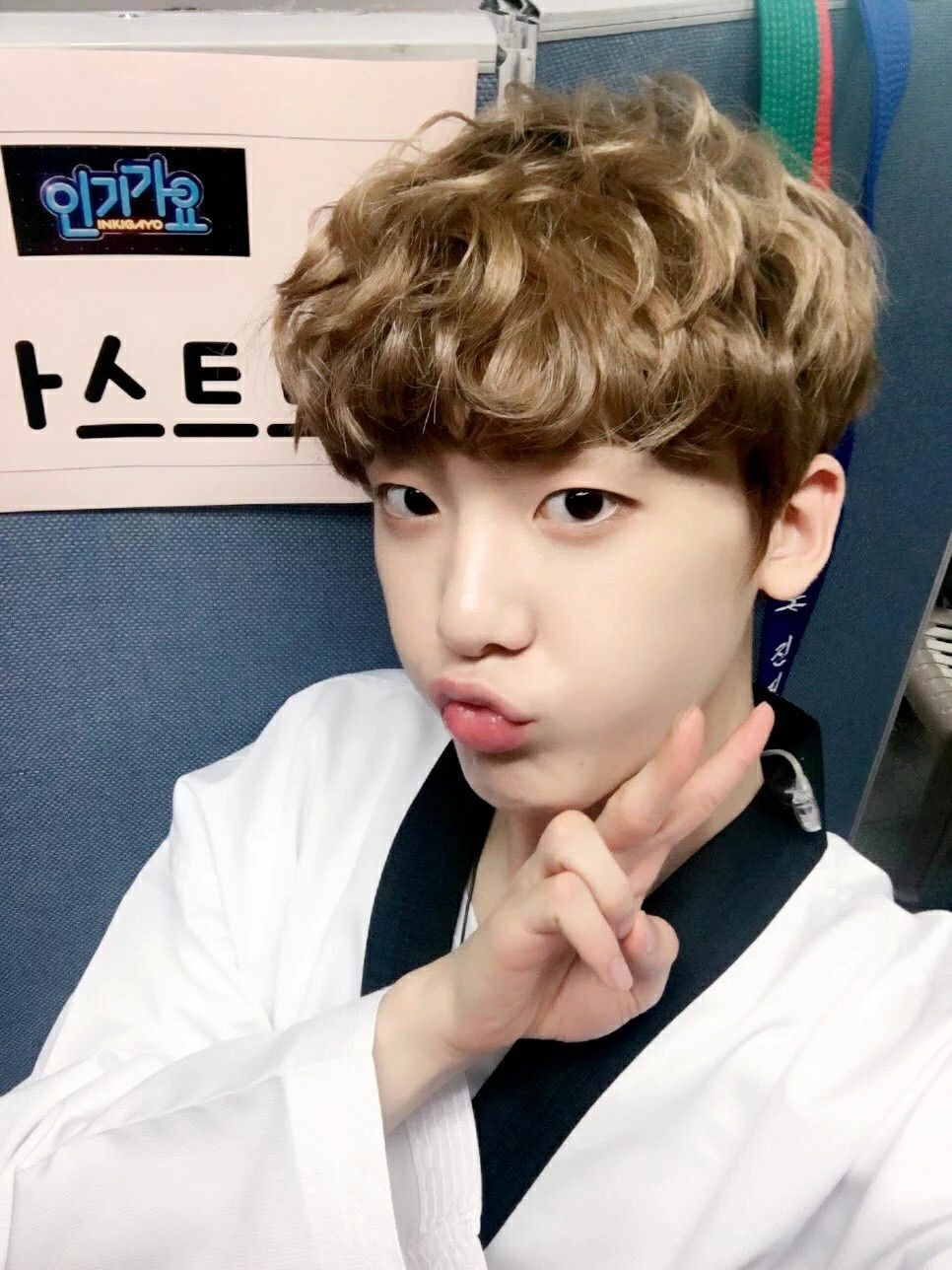 Tóc xoăn bồng bềnh đúng là bí mật nâng cấp ngoại hình của mỹ nam K-Pop ảnh 4