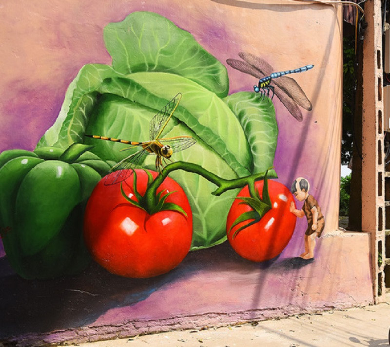 Các sản phẩm nông nghiệp như rau củ, quả gắn liền với công việc hàng ngày của người dân địa phương được thể hiện sinh động.