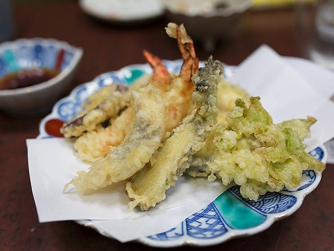 Tempura là các món ăn được tẩm bột chiên của Nhật Bản. Đó có thể là bất cứ thứ gì như tôm, bông cải xanh, khoai lang, cà tím...